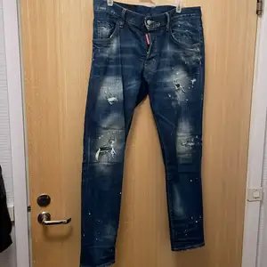 Säljer nu mina Dsquared2 jeans då de blivit för små för mig. De är väldigt sparsamt använda och har legat i garderoben det senaste 1.5 året. Det är inga fel alls och de är i fint skick.