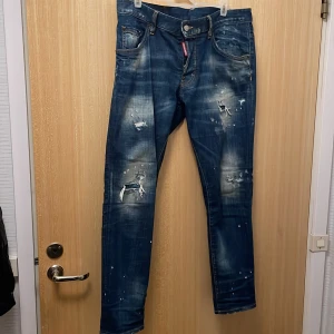 Dsquared2 jeans storlek 48 - Säljer nu mina Dsquared2 jeans då de blivit för små för mig. De är väldigt sparsamt använda och har legat i garderoben det senaste 1.5 året. Det är inga fel alls och de är i fint skick.