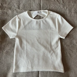 T-shirt - Älskar verkligen där här t-shirten från zara!! Men den kommer tyvär inte till användning 😬 Baksidan är så cool. Bra skick