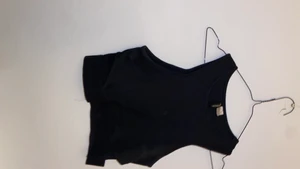Svart croptop med slits - Mycket fin croptop med slits, använd 1 gång, passar med alla slags underdelar. Köparen står för frakt.