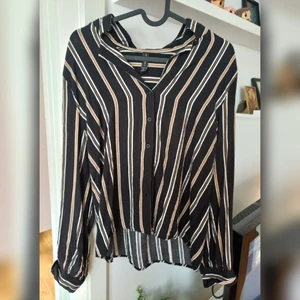 Skjorta randig - Randig luftig skjorta.