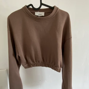 Kortare tröja - Oanvänd tröja från pull and bear. Kortare och har resor längst ner. Köpare står för frakt😁🙌🏼