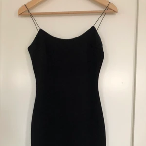 Figursydd klänning svart - superfin mini klänning i storlek s från nelly. Endast använd en gång på bröllop, bra skick. Den går nästan ner till knäna. Köparen står för frakten💕(45kr eller 66kr)