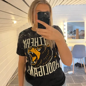 BEARS T-SHIRT | Black - Säljer min t-shirt från northern hooligans då den inte kommer till användning, använd två gånger, ordinarie pris 350kr, köparen står för frakt 