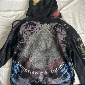 Christian Audigier hoodie - Så cool zip up från cristian audigier kommer tyvärr inte till så mke använding längre:( saknar dragkedjsgrej så satt dit ett gem istället men går lätt att byta ut mot nåt finare skriv för fler bilder!! Står S på storleken men skulle säga M/L
