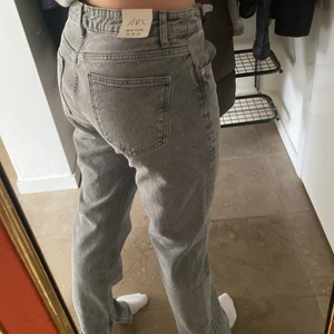 Zara split jeans - Helt nya zara jeans med lappar kvar. Delade långst ner. Ganska långa i storleken  är ca 165cm. Skriv för mer frågor och bilder!