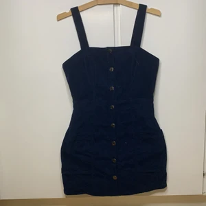 Bershka klänning  - Blå sammetsminiklänning med knapp framsida att bära med en krage eller skorra för en preppy look 