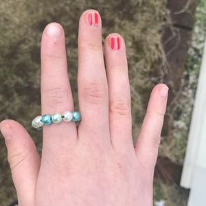 Blå,grön och vit ring - Här är en ring som jag har gjort själv:) Den är inte så fin på baksidan men den ser man inte framifrån❤️ Alla får köpa! 