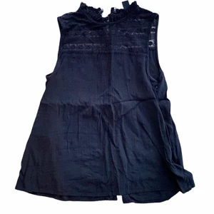 TOPP MED SPETS - Svart blus med spets upptill. Köpt på Beyond Retro. 