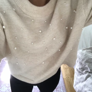 Stickad tröja från hm strl XS - Super fin och gullig stickad tröja. Har använt den 5 gånger typ. Den är så fin men matchar inte med resten av mina kläder.