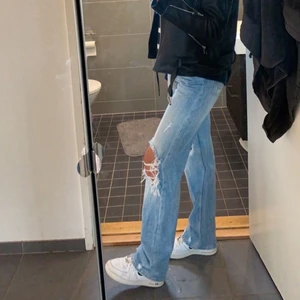 Zara jeans  - Säljer dessa jeans från zara. Super bra skick nypris 400:-
