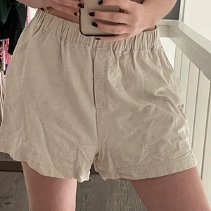 Linne shorts - Linne shorts i st.42. Stretch i midjan, Oversized på mig som vanligtvis är en 38✨ Endast testade