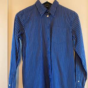 Ralph Lauren skjorta (S) blå och vit randig, sparsamt använd. 