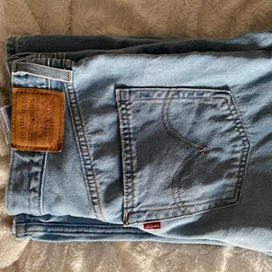 Levis jeans - Osäker på om andra bilden är samma modell som jag säljer men ser ungefär ut så! Jag säljer den billigt pågrund av att dem sitter för stort på mig och pga att jag rensar💗                 Priset går att diskutera, storlek 28