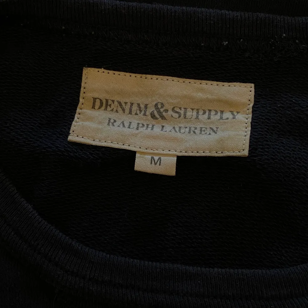 Mörkblå tröja/sweatshirt från Ralph Lauren. Herrmodell, strl. M. Fint skick. Tröjor & Koftor.