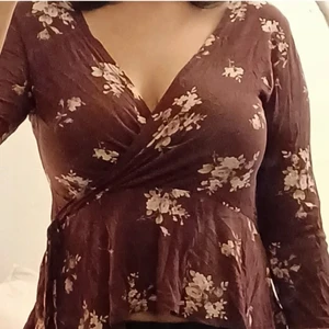 Omlott topp - Super söt blommig o somrig omlott topp i storlek M⚘🥀🌹🌺