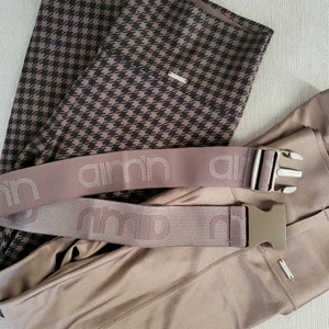 Aimn tights 🤎 - Säljer två par tights från AIMN i storlek L 🤎 Helt underbart snygga men tyvärr beställde jag en storlek för stora (brukar alltid gå upp en storlek) men dessa är väldigt true to side. Sitter inte åt "fult" någonstans, kvalitén är fantastisk och vill man få till midjan är bältet pricken över i't! 600kr för båda plus frakt eller 350kr st plus frakt 🤍 (Nyskick men tvättade) 