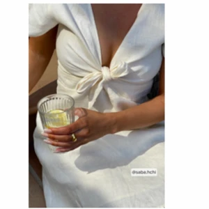 Linneklänning - Säljer denna suuuuperfina linneklänningen från Nakd!! Helt slutsåld på hemsidan i denna färgen😩 Aldrig använd utan endast testad 💕 ( Det är klänningen till vänster på bild 2! ) 