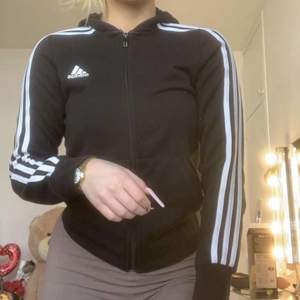 Adidas tröja i storlek XS i fint skick