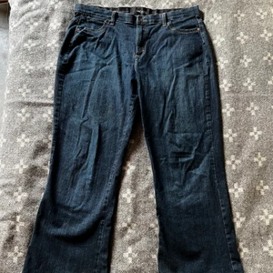 Snygga Lee jeans köpte på Beyond Retro - Baggy jeans som är nästan oanvända, bra skick och sitter perfekt
