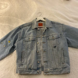 Oversize vintage jeansjacka - Snygg oversize jeansjacka perfekt till våren! Pinsen går att plocka av. Det står ingen storlek i men jag är stl M och den sitter oversize på mig! Passar även S och XS.