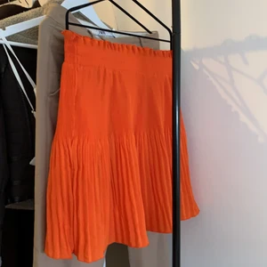 Orange räfflad kjol - Stl 38