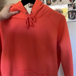 Aprikos bikbok hoodie  - Säljer min aprikosfärgade bikbok hoodie i storlek xs som tyvärr inte används då jag har alldeles för mycket kläder, superfin färg och superskön! Använd max 3 gånger och är i nyskick, kom privat vid frågor och funderingar! Priset kan alltid diskuteras, inköpt för runt 400 kronor! Kan nog passa mellan Xxs-M!
