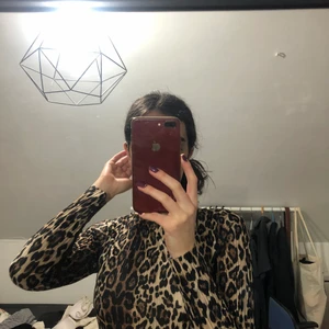 Leopardtröja  - Skitsnygg och skön leoparströja! Storleken är XS och den sitter tight men jag kunde få på mig den ändå utan att den skulle kännas obekväm!