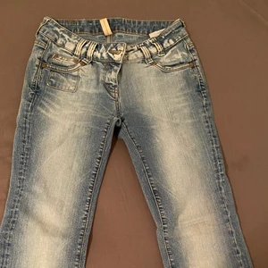 Lowwaist Bootcut Jeans - Säljer mina absolut finaste lågmidjade byxor. Dessa är verkligen mina favoriter, men tyvärr har jag växt, så de är lite korta på mig nu. De är lågmidjade,har ”slits” och är bootcut! De är köpta secondhand men är i superbra skick.Midjan är stretchig så de passar xs-m!Om du har frågor kring mått och så, kontakta mig!Är 167 nu, va ca 164 när de gick ner till marken.Obs!Första bilden är jeansen framifrån, och andra bilden är bakifrån, då det inte fick plats.de har fina broderier på fickorna där bak.
