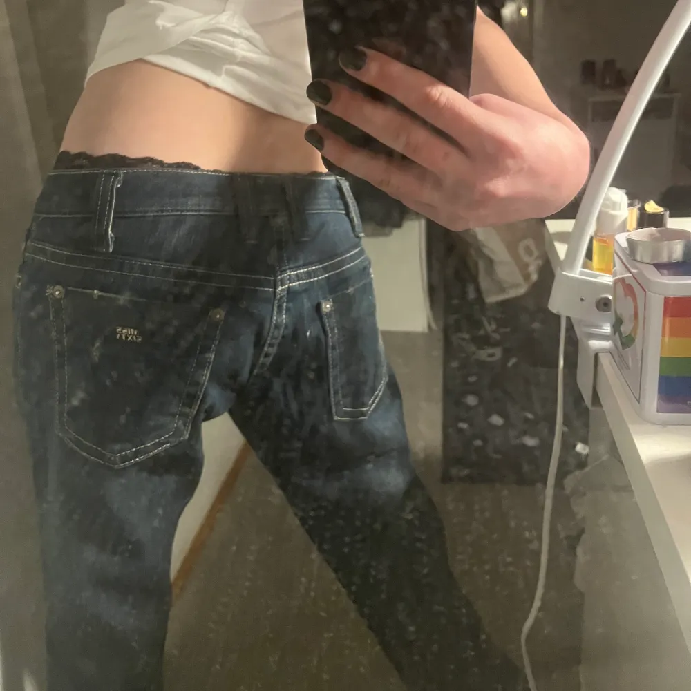 Ett par lågmidjade miss sixty jeans men skit cool knapp. Tidigare köpte på second hand. Jag kan mötas upp i Stockholm eller frakta, köparen står för frakten💕. Jeans & Byxor.