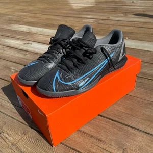 Nike Mercurial Vapor 14 Academi IC - Inomhus fotbollsskor som har varit använda 4 träningar. Väldigt bra skick och köpta för 899kr.