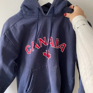 hoodie - en SÅ fin och ball vintage-hoodie med canada logga!! passar till allt och super härlig att ha på sig, priset beror på att den är vintage och inte finns fler av den!!