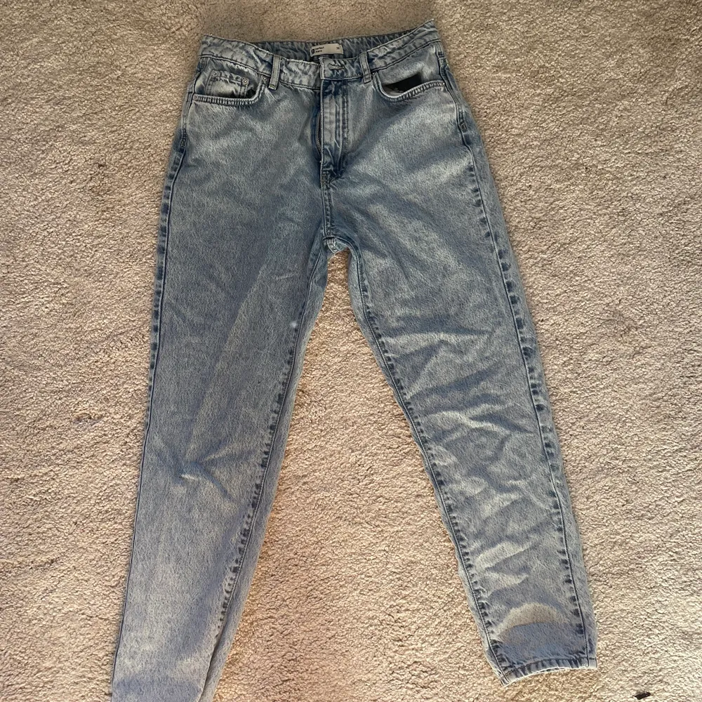 Säljer ett par sällan använda mom jeans från GinaTricot💕. Jeans & Byxor.