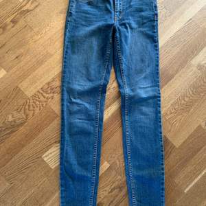 Skinny Jeans med halvhög midja. Dark Blue! Längd innerbenet 77cm. Lite stretchiga.