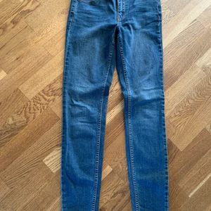 Vicommit  Skinny Jeans VILA  stl M - Skinny Jeans med halvhög midja. Dark Blue! Längd innerbenet 77cm. Lite stretchiga.