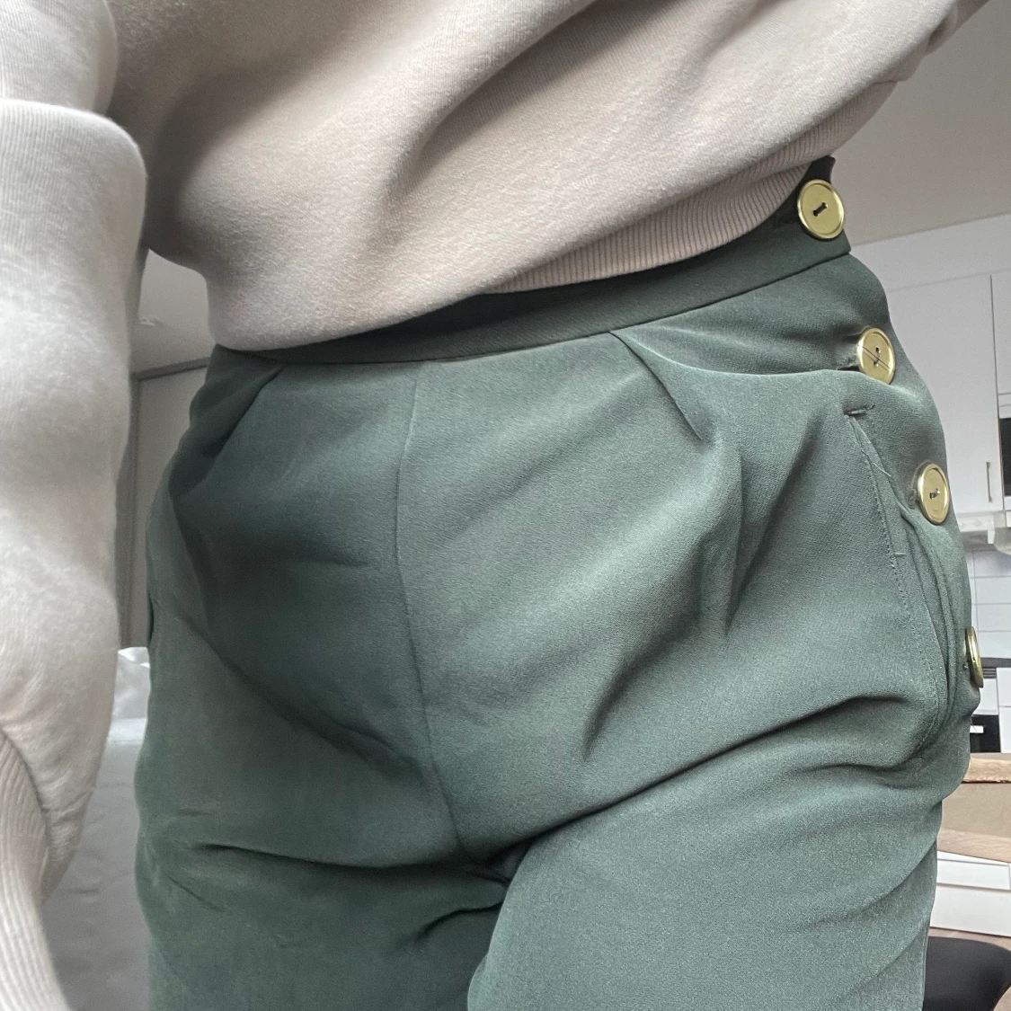 Kostymbyxor med guld knappar - 90