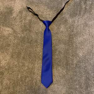 En fin skimrande blå lätt påtagbar slips, köparen ansvarar för frakt💙💕💕