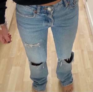 Säljer mina ursnygga jeans från zara i storlek 36!❤️‍🩹, älskar dom men har tyvärr blivit förstora för mig! Skriv privat för mer frågor eller bilder ❤️‍🩹❤️‍🩹
