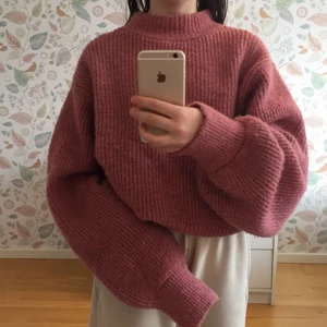 Rosa tjocktröja st S - Säljer en supergullig, stickad tjocktröja som är perfekt under vintern. Materialet är rätt så strechigt och skönt enligt mig och den är i bra skick. Köpt från Ginatricot. Betalning sker via swish INNAN jag skickar eller hänger ut om du vill komma och hämta.