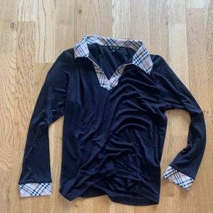 Burberry liknande topp - Säljer denna gudomliga topp min mamma köpte i kina på 90 talet! Den är i strl M men det är utländsk strl så egentligen en Xs-s? Den är i världens skönaste material dock som är superstretchigt så passar alla storlekar nästan!❤️