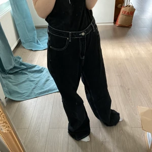 High waist jeans  - Svarta kontrast jeans med vita sömmar. Väldigt coola men säljer då de blivit för stora för mig. 81 i innerbenslängd och 88 i midja. 100% bomull.  