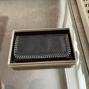 Stella McCartney plånbok - Knappt använd plånbok från Stella McCartney med box. Köpt i deras gamla butik för några år sen men har inte kvittot längre 
