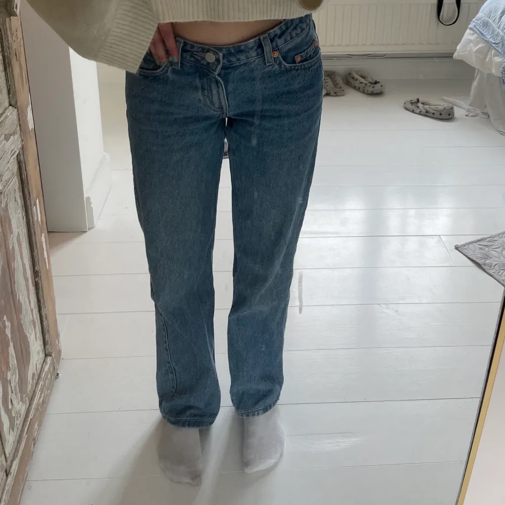 Säljer dessa as snygga lågmidjade jeans från weekday i modellen arrow. Dom är jätte bekväm och sköna men dom passar tyvärr inte längre🥲💕. Jeans & Byxor.