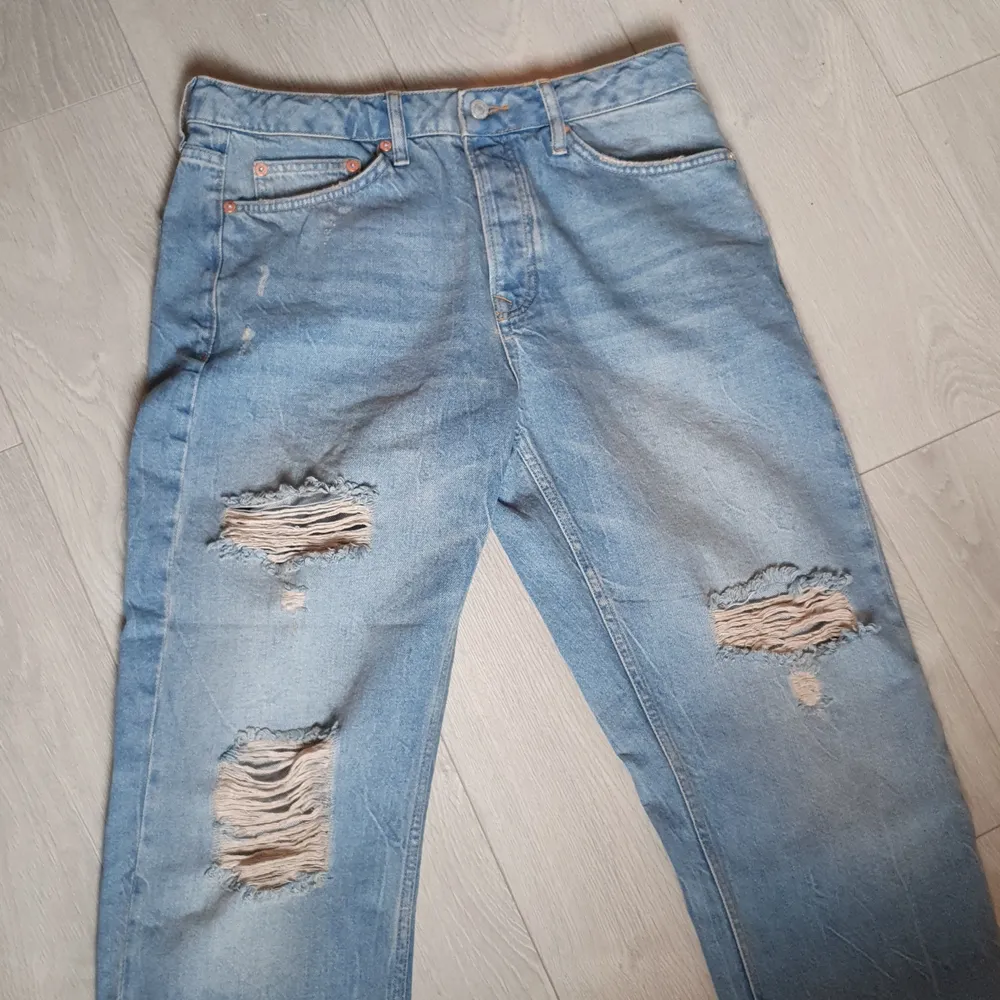 Helt Nya ripped jeans, en present som inte passade mig. Byxorna har lite av en casuel/baggy fit. 90-tals vibes, minimal byxor, aldrig använda. . Jeans & Byxor.