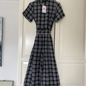 Byxdress - Svartvit byxdress, superelegant och frän! Orginalpriset ligger på 350kr, helt oanvända! 