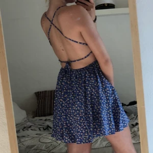 Klänning  - Använd någon enstaka gång 💜 sjusterbar mha snörena.  150kr inklusive frakt 🥰