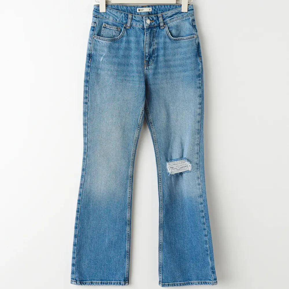 Full length flare PETITE jeans från GinaTricot, storlek 36💙  Passar perfekt på mig som är 164cm men passar även på kortare då de är i petite längd!  Nypris = 499kr! Endast använda 1 gång så dom är i nyskick❤️‍🔥❤️‍🔥 Köparen står för frakten!. Jeans & Byxor.