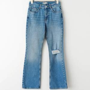Full length flare PETITE jeans från GinaTricot, storlek 36💙  Passar perfekt på mig som är 164cm men passar även på kortare då de är i petite längd!  Nypris = 499kr! Endast använda 1 gång så dom är i nyskick❤️‍🔥❤️‍🔥 Köparen står för frakten!