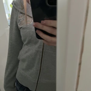 Aca joe hoodie - säljer dennna gråa zip up aca joe hoodien med ett snyggt märke på❤️ Använd men inga tecken på några som helst skador! Skriv för fler bilder 