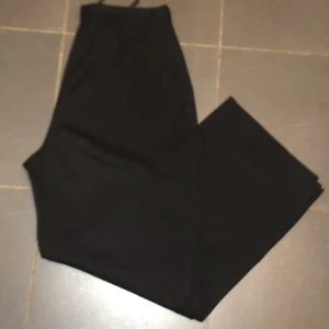 Raka kostymbyxor  - Kostymbyxor strl s, med lite slits. Raka i modell. 